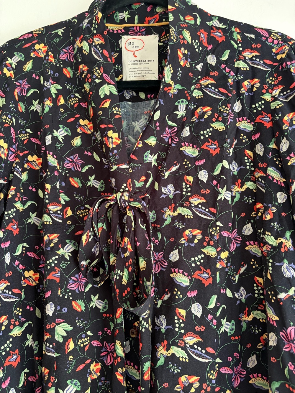 21 of 52 Anthropologie Black Floral Tie Neck Blouse Size 12 - Picture 3 of 6